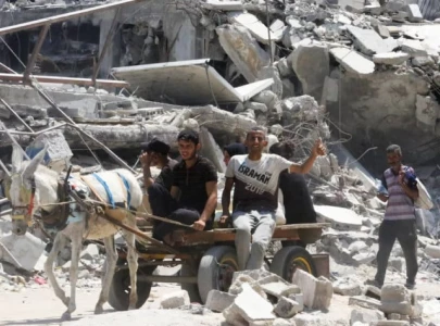 israeli tanks advance in southern gaza amid ceasefire talks